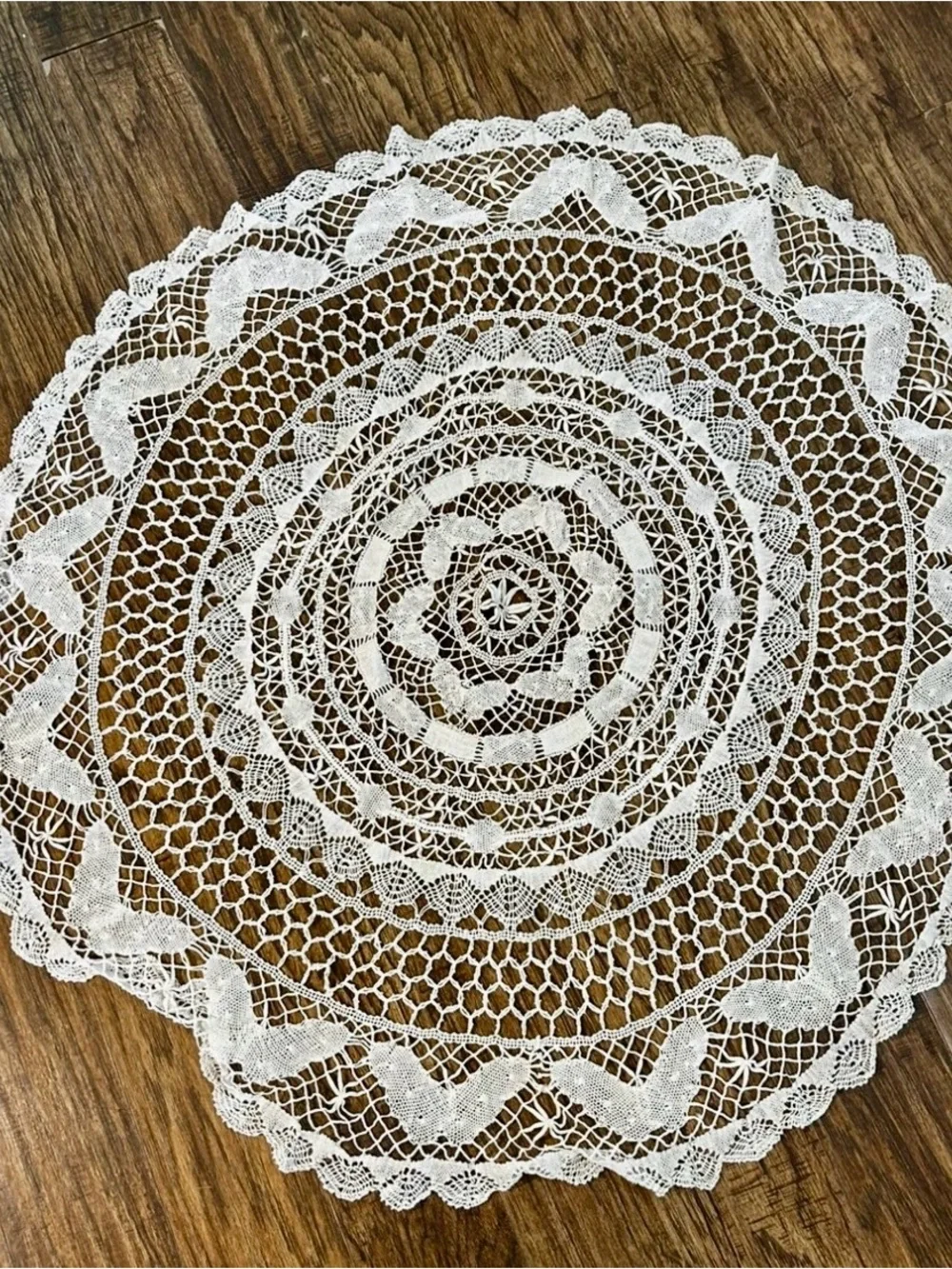 VINTAGE HANDMADE OFF-WHITE ROUND NEEDLEWORK TABLECLOTH